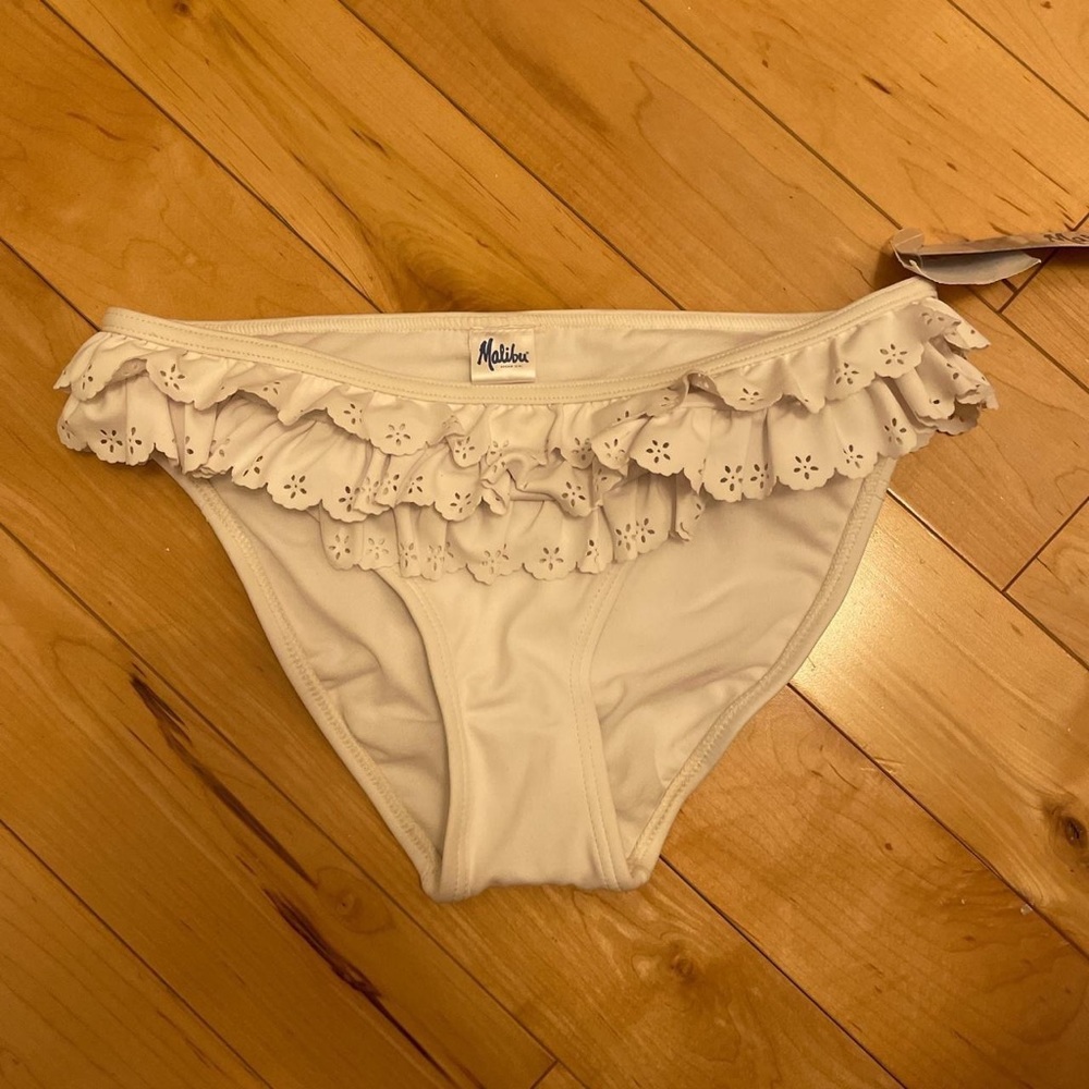 NWT Malibu White Ruffled Bikini Bottoms